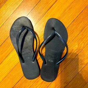 Black Havaianas size 9; like new